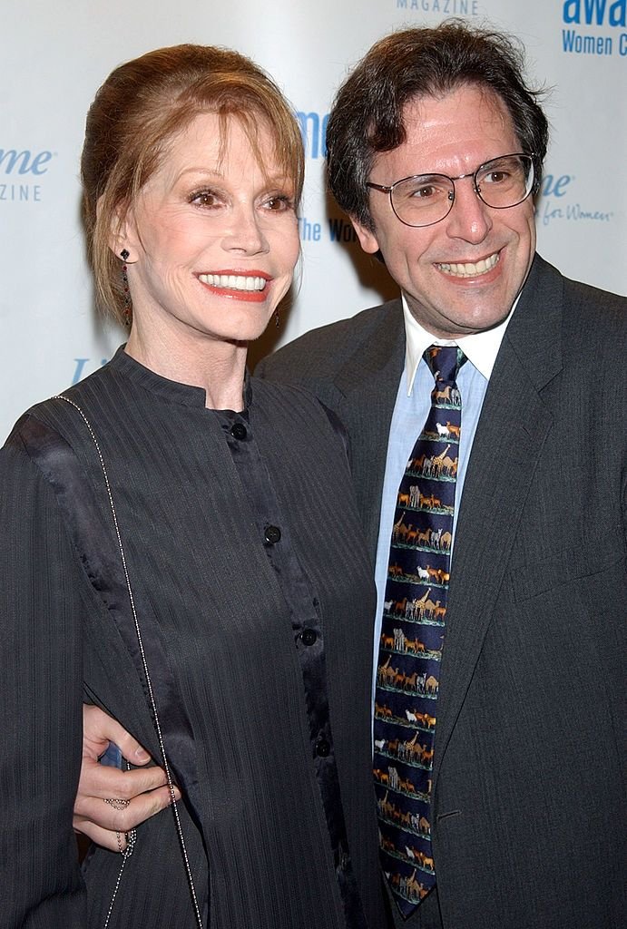 Mary Tyler Moore and Dr. Robert Levine during Lifetime's Achievement Awards: Women Changing the World - Arrivals in New York City on May 8, 2003 | Photo: Theo Wargo/WireImage/Getty Images