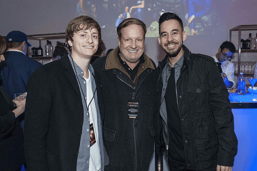 LOS ANGELES, CA - 14 NOVEMBRE : (G-D) Andrew Burkle, Ron Burkle et Mike Shinoda assistent à Relief Live aux L.A. River Studios le 14 novembre 2015 à Los Angeles, Californie. | Photo : Getty Images