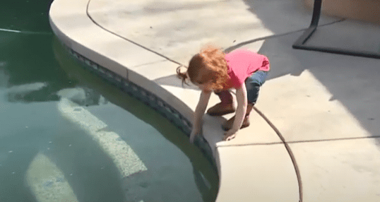 Cami tocando el agua de la piscina. │ Foto: Captura de Youtube/CBS Sacramento