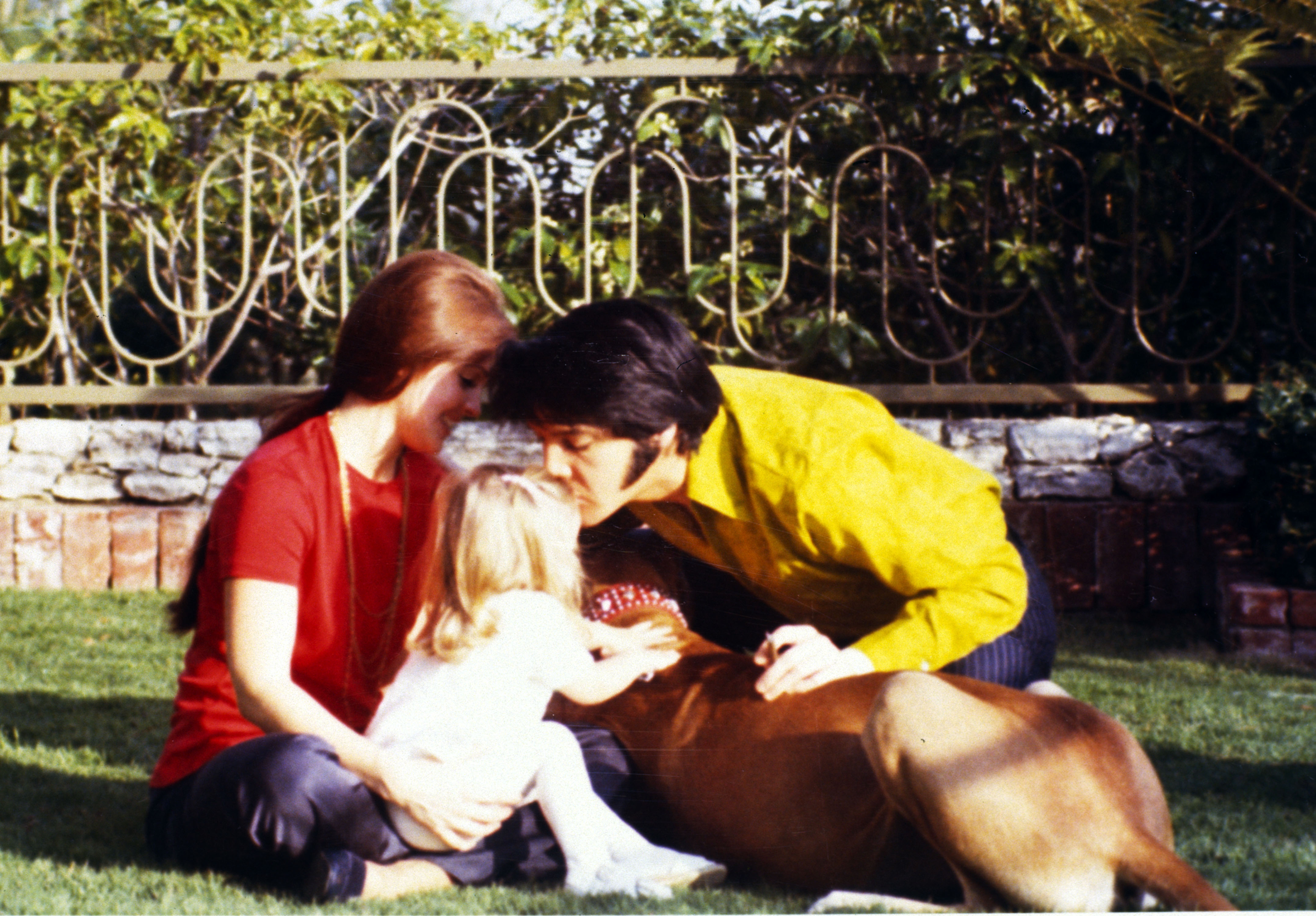 Priscilla, Lisa Marie, and Elvis Presley photographed at their home spending quality family time together in 1968 | Source: Getty Images