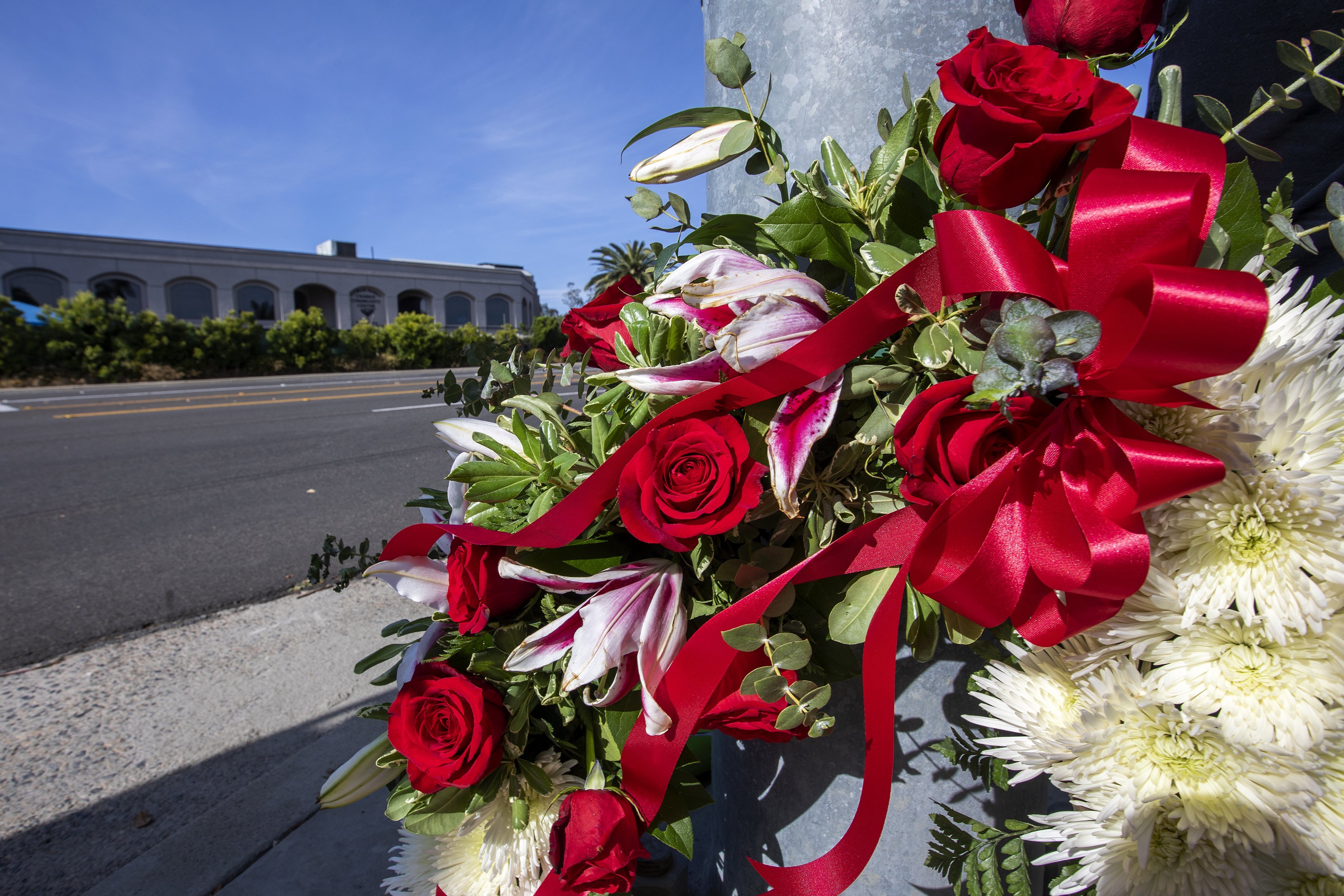 A wreath left outside the Congregation Chabad synagogue in Poway, California | Photo: Getty Images