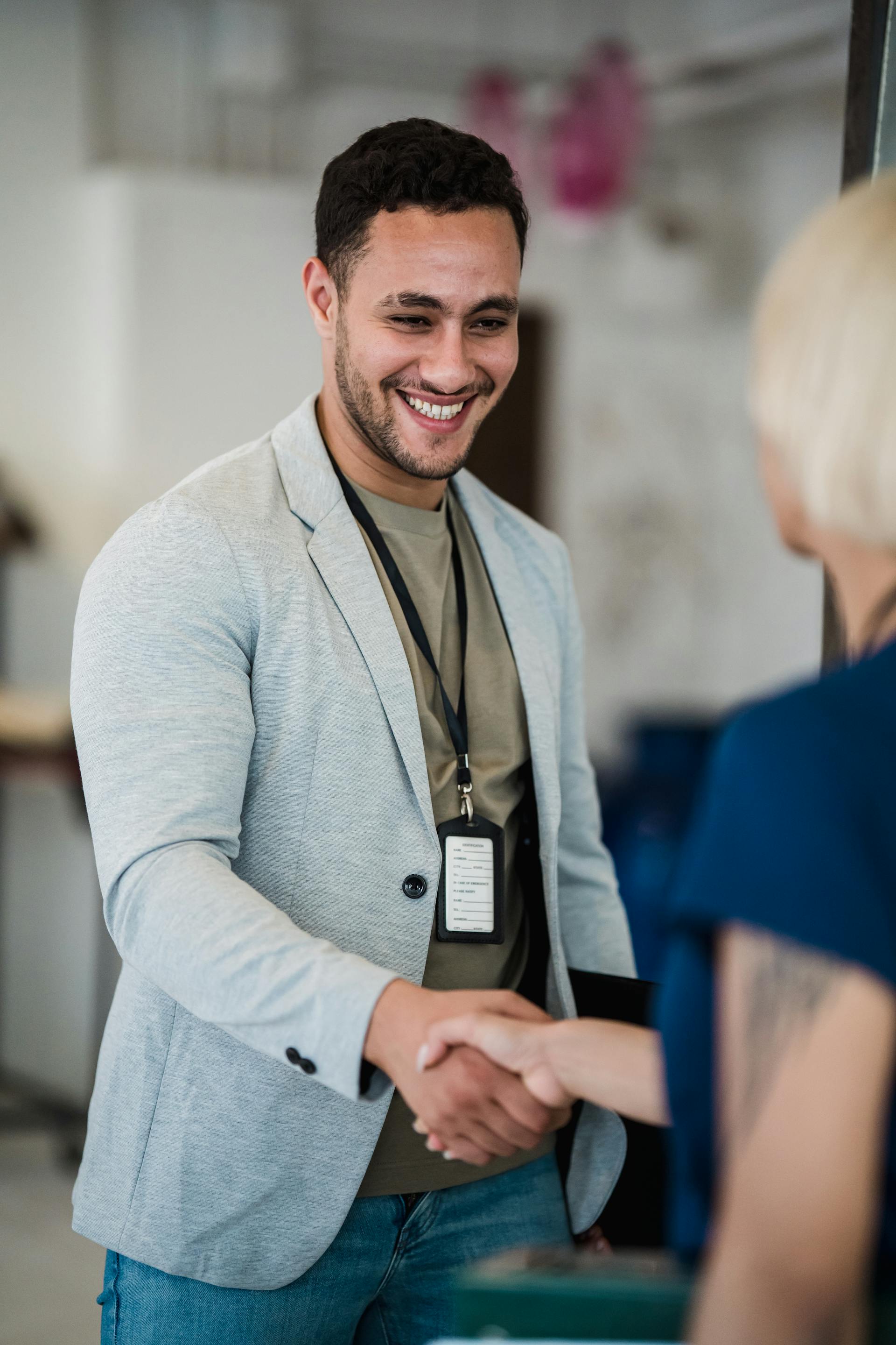 A man shaking hands with a woman | Source: Pexels