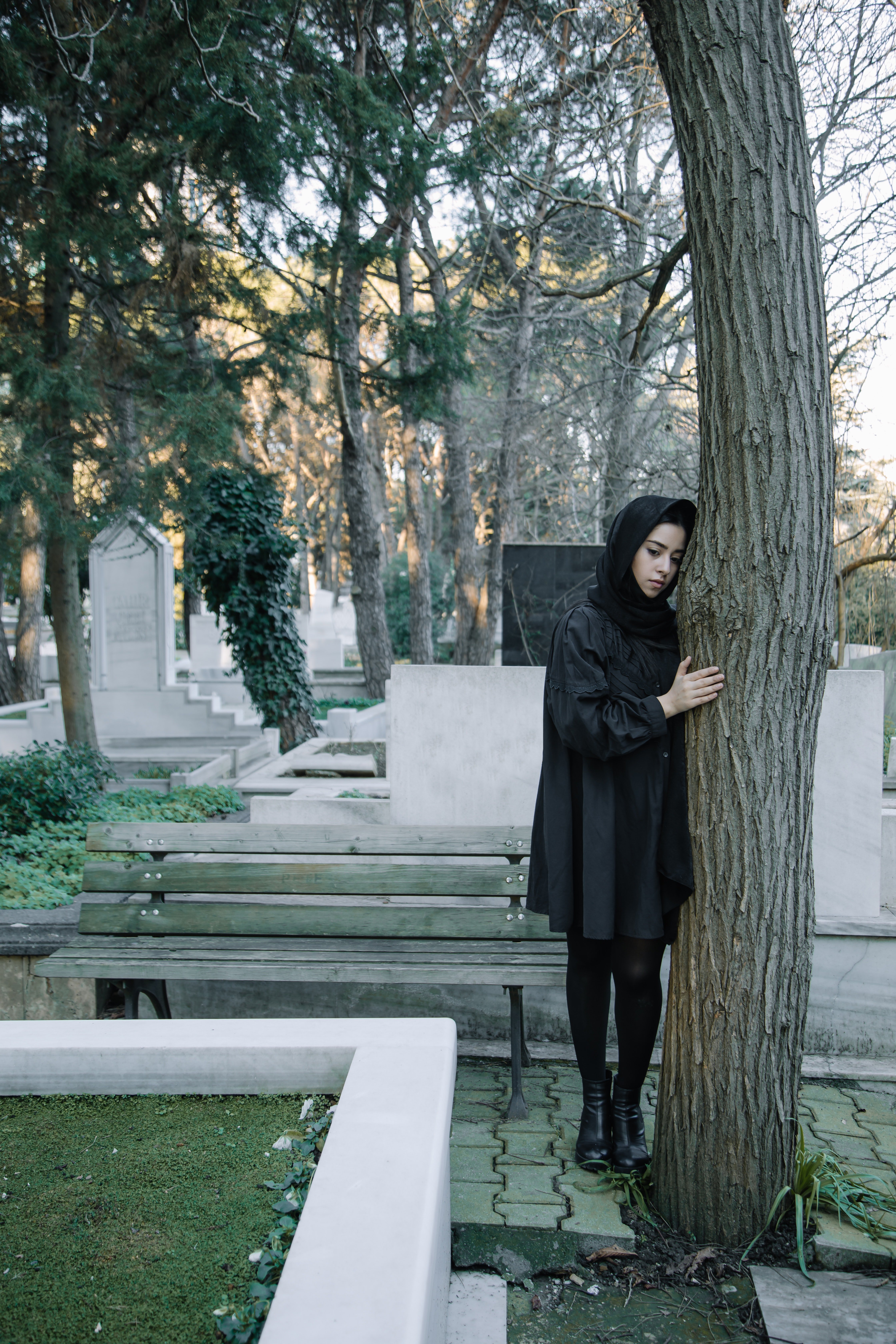 Upset woman standing in a cemetery | Photo: Pexels