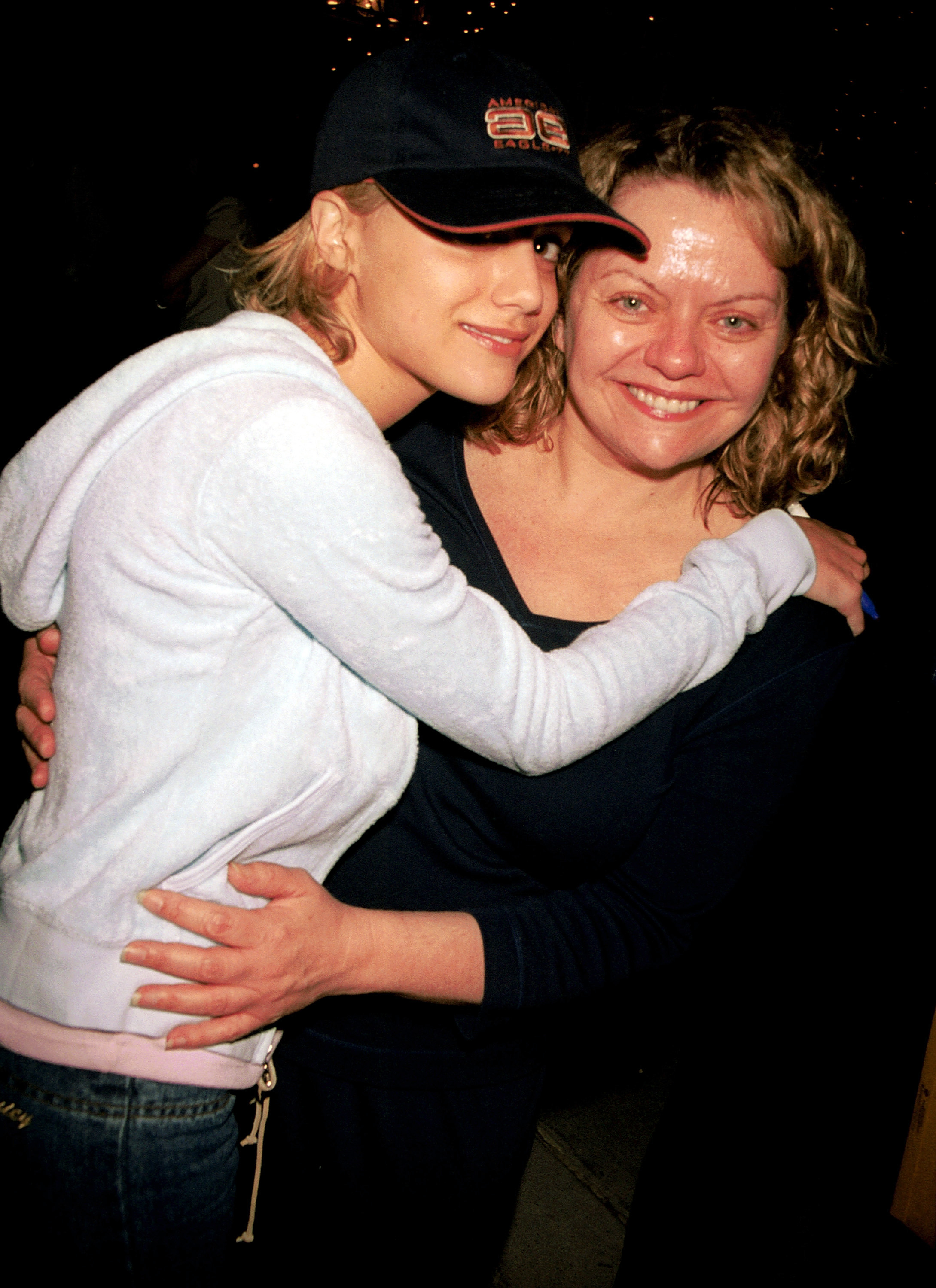 Brittany Murphy hugs her mother outside Mr. Chow''s restaurant on June 29, 2001 in Beverly Hills, California. | Source: Getty Images