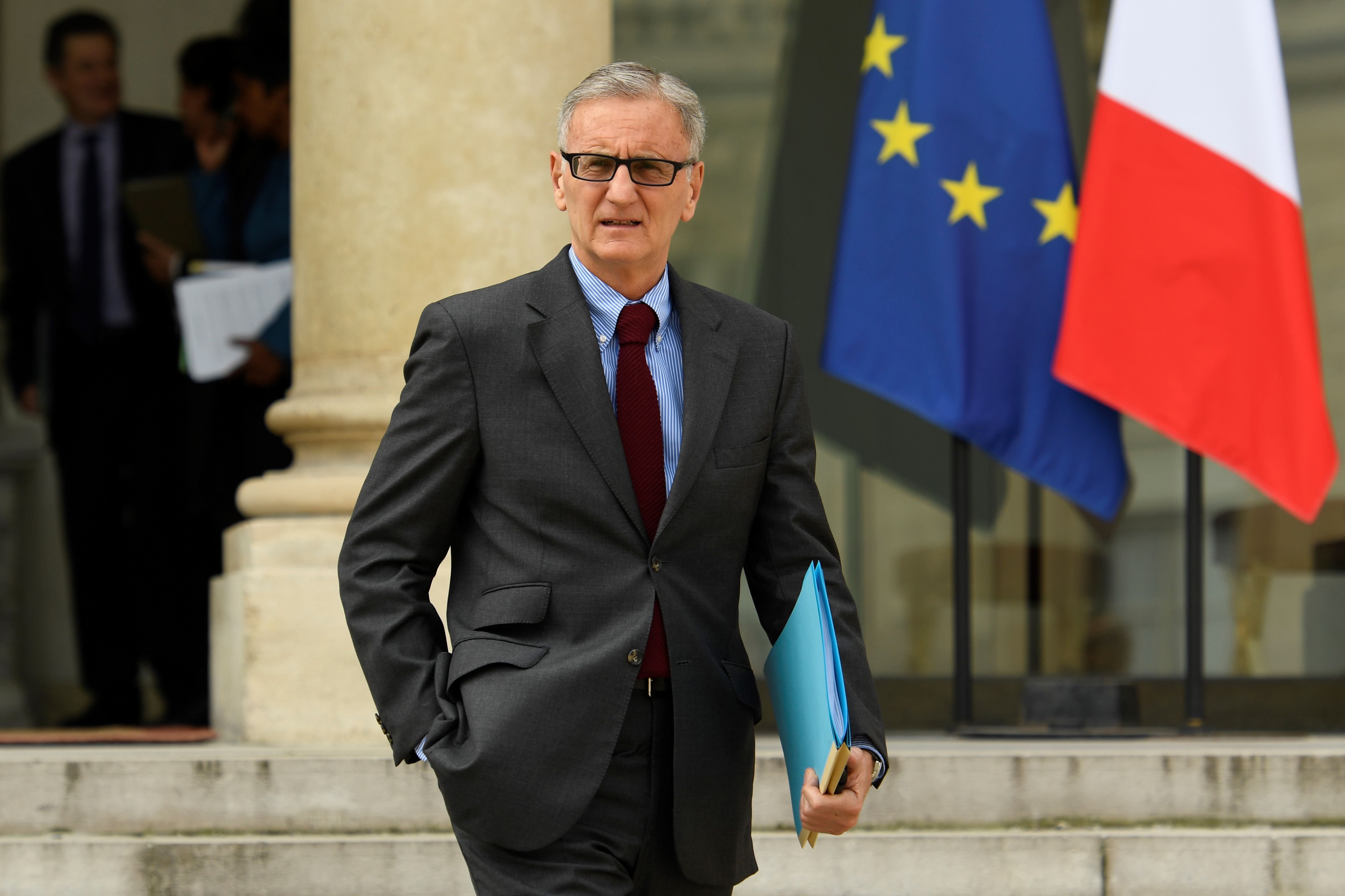 Le Ministre junior français des relations parlementaires, André Vallini, part après une réunion de cabinet à l'Elysée, à Paris, le 5 avril 2017. | Photo : Getty Images