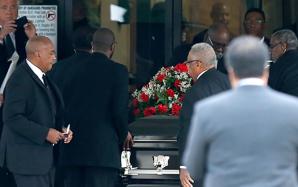 The casket carrying Botham Shem Jean arrives at Greenville Avenue Church of Christ | Photo: Getty Images
