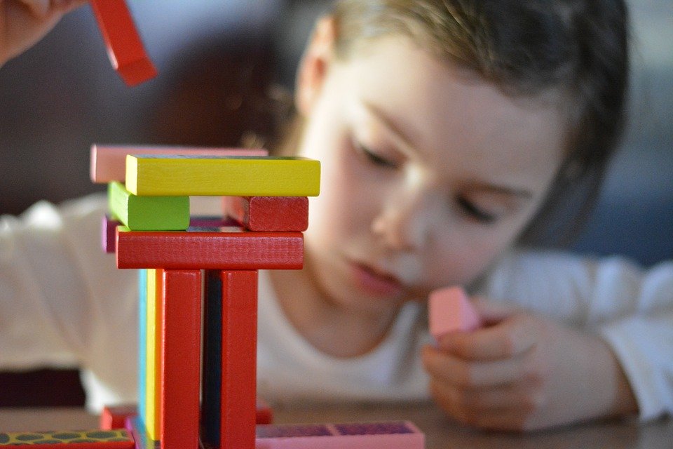 Un enfant entrain de jouer. | Photo : Pixabay