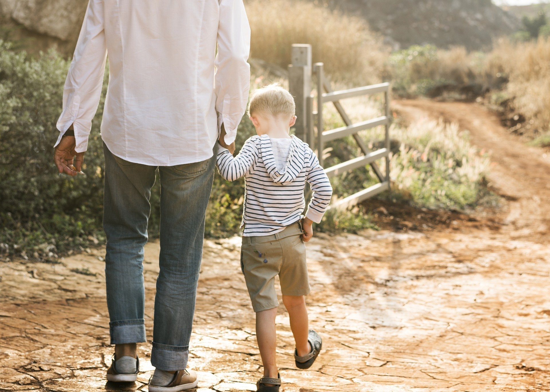 Father and son walking on a ranch. | Source: Pixabay