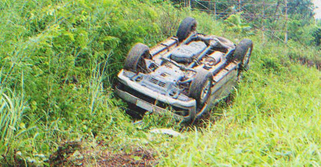 .After walking for about 2 minutes, they came to a clearing, and there Elizabeth caught sight of the car crash | Source: Shutterstock