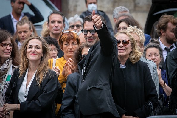 Nicolas Bedos, Victoria Bedos et Doria Tillier assistent aux funérailles du scénariste, comédien et acteur Guy Bedos le 04 juin 2020. |Photo : Getty Images. Nicolas Bedos, Victoria Bedos et Doria Tillier assistent aux funérailles du scénariste, comédien et acteur Guy Bedos le 04 juin 2020. |Photo : Getty Images.