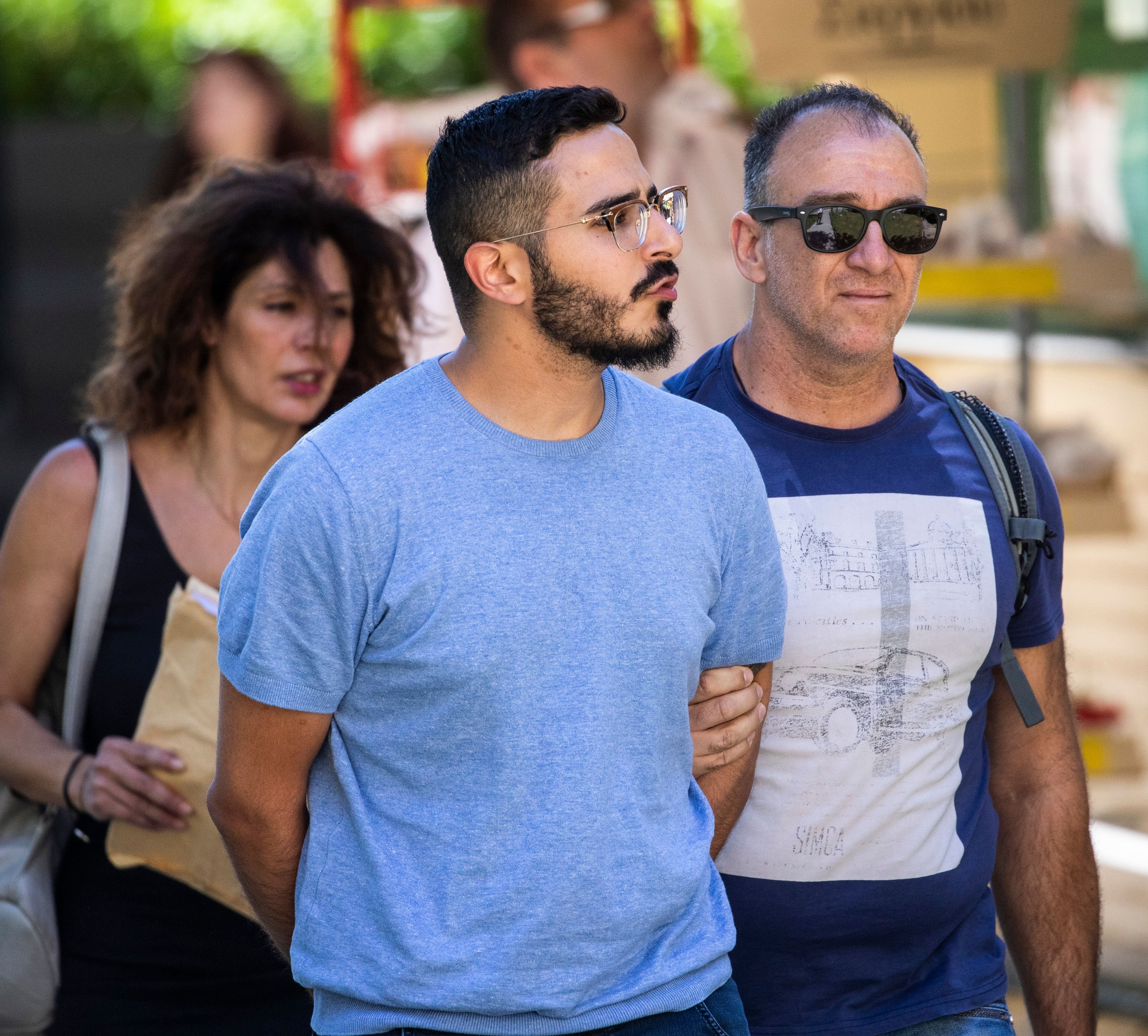 Picture taken on July 1, 2019 shows the so-called "Tinder swindler" (L) as he is expelled from the city of Athens, Greece | Photo: Getty Images
