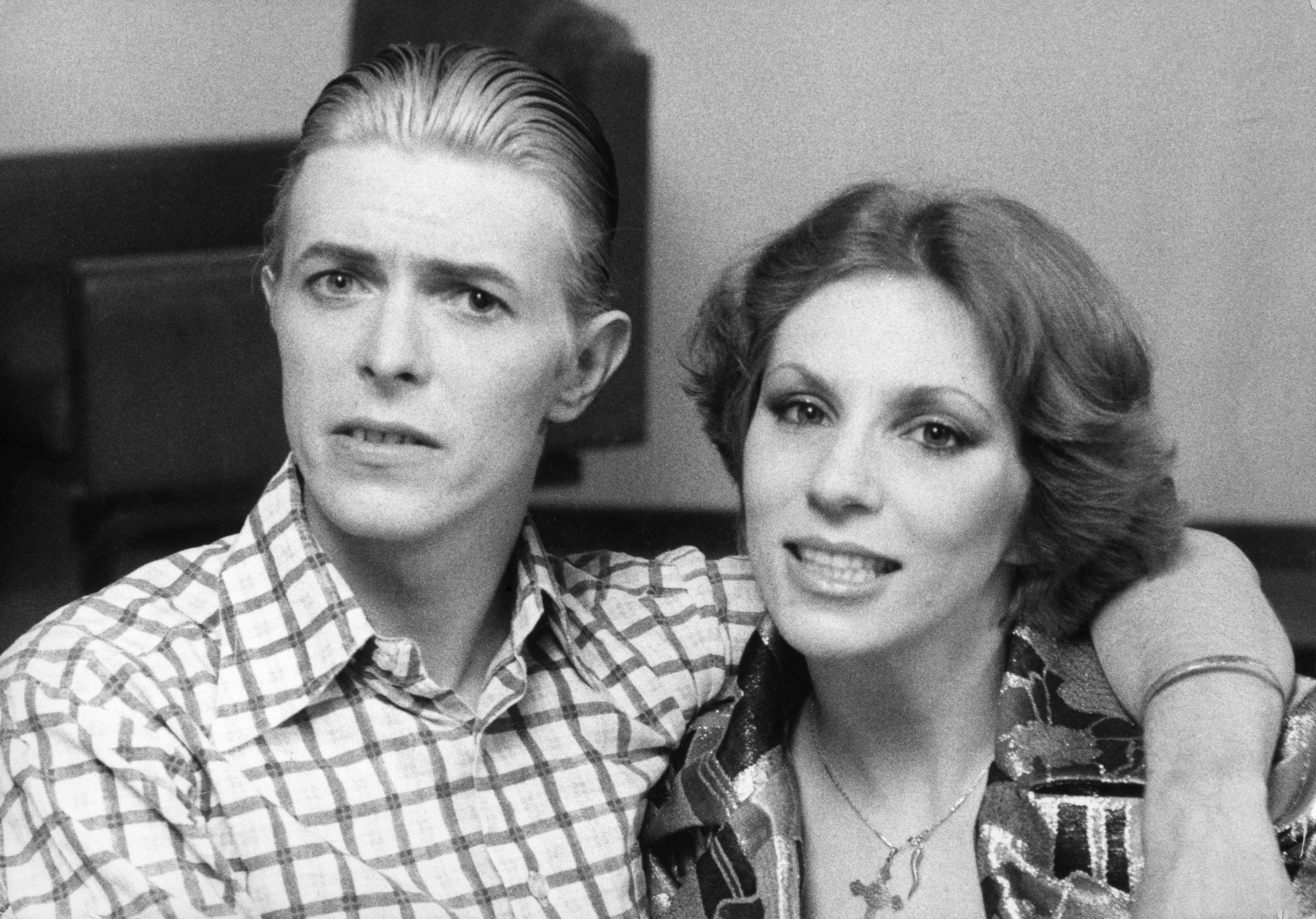 David Bowie with Angie Bowie during a visit to London in 1976 | Photo: Peter Stone/Mirrorpix/Getty Images