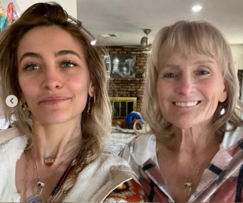 Paris Jackson and her mom, Debbie Rowe, smiling for a photo, posted on February 27, 2026. | Source: Instagram/extratv