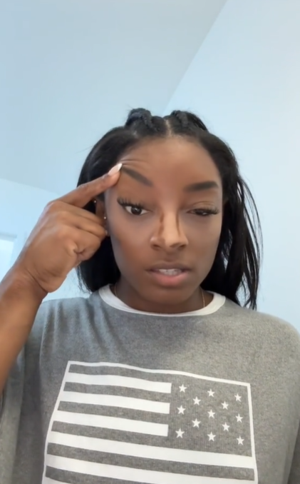 Simone Biles demonstrates a side effect of her Botox treatment, posted in August 2024 | Source: TikTok/simonebilesowens