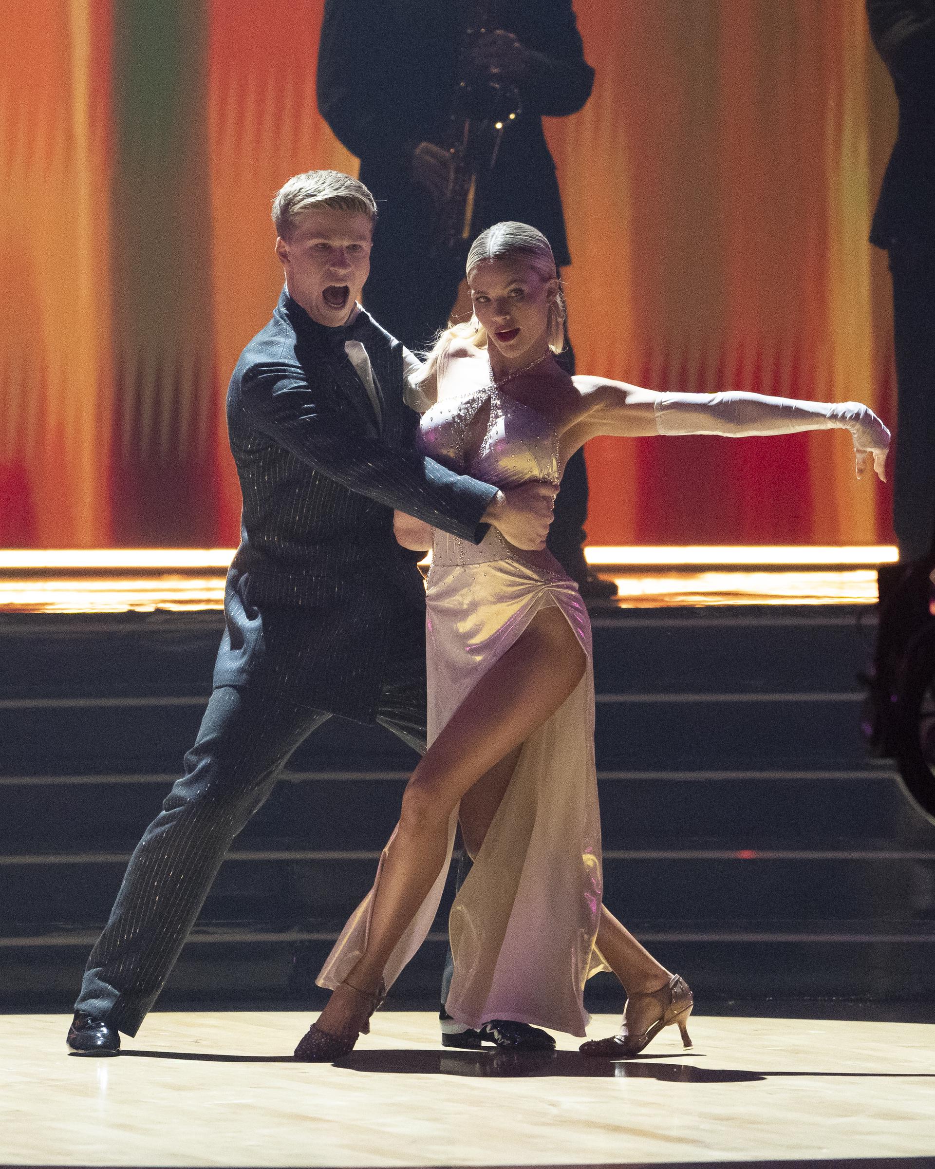 Robert Irwin and Witney Carson dancing on "DWTS" on September 23, 2025. | Source: Getty Images