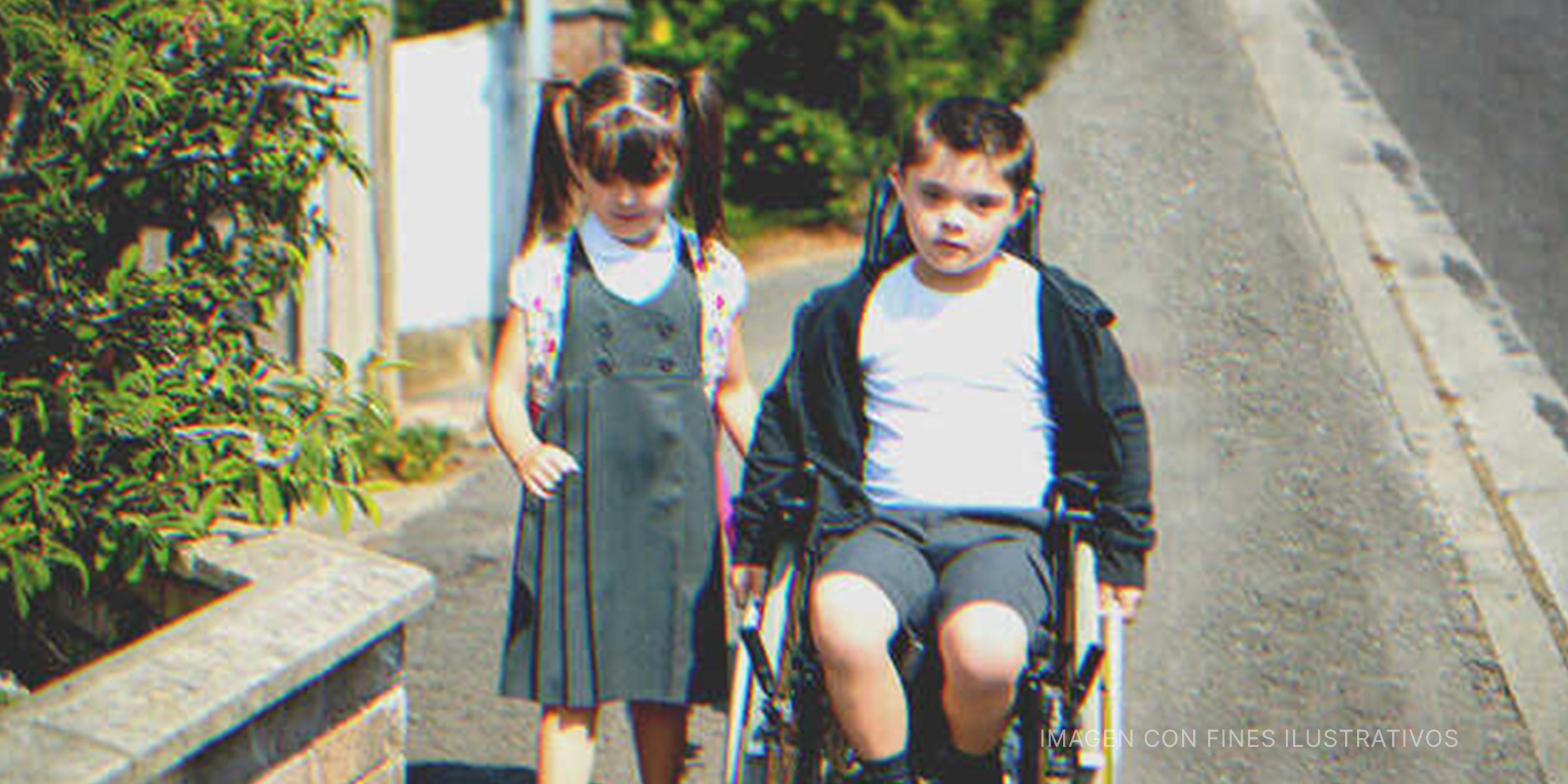 Niño en silla de ruedas junto a una niña. | Foto: Shutterstock
