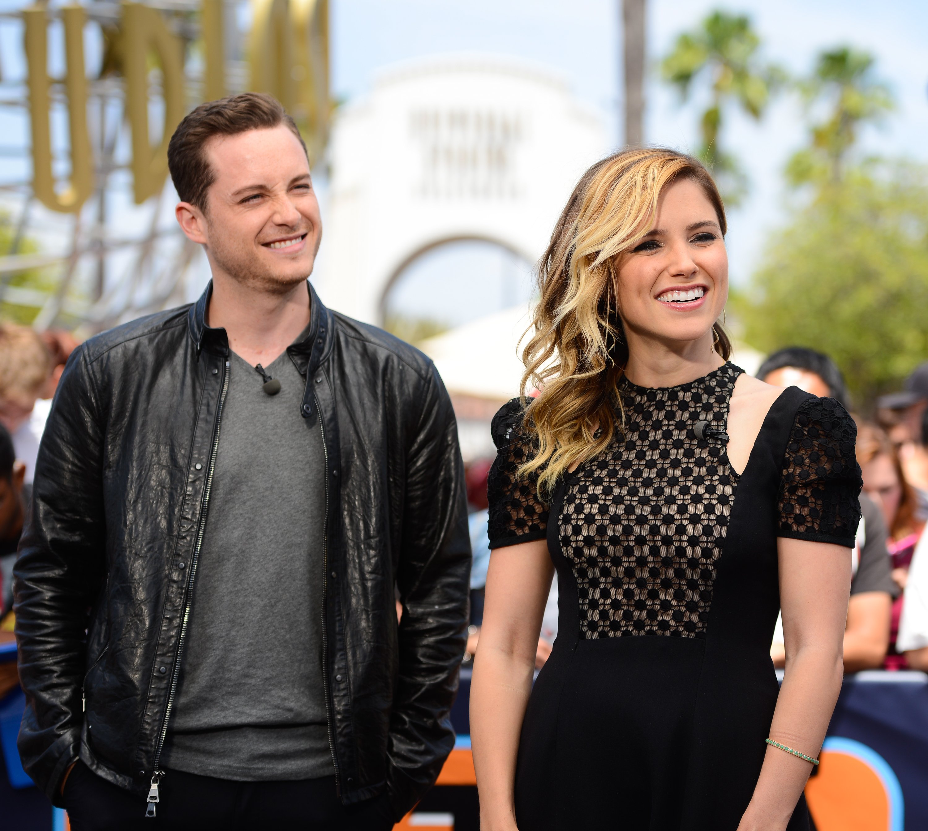 Jesse Soffer and Sophia Bush at "Extra" on May 19, 2014 in Universal City, California. | Source: Getty Images