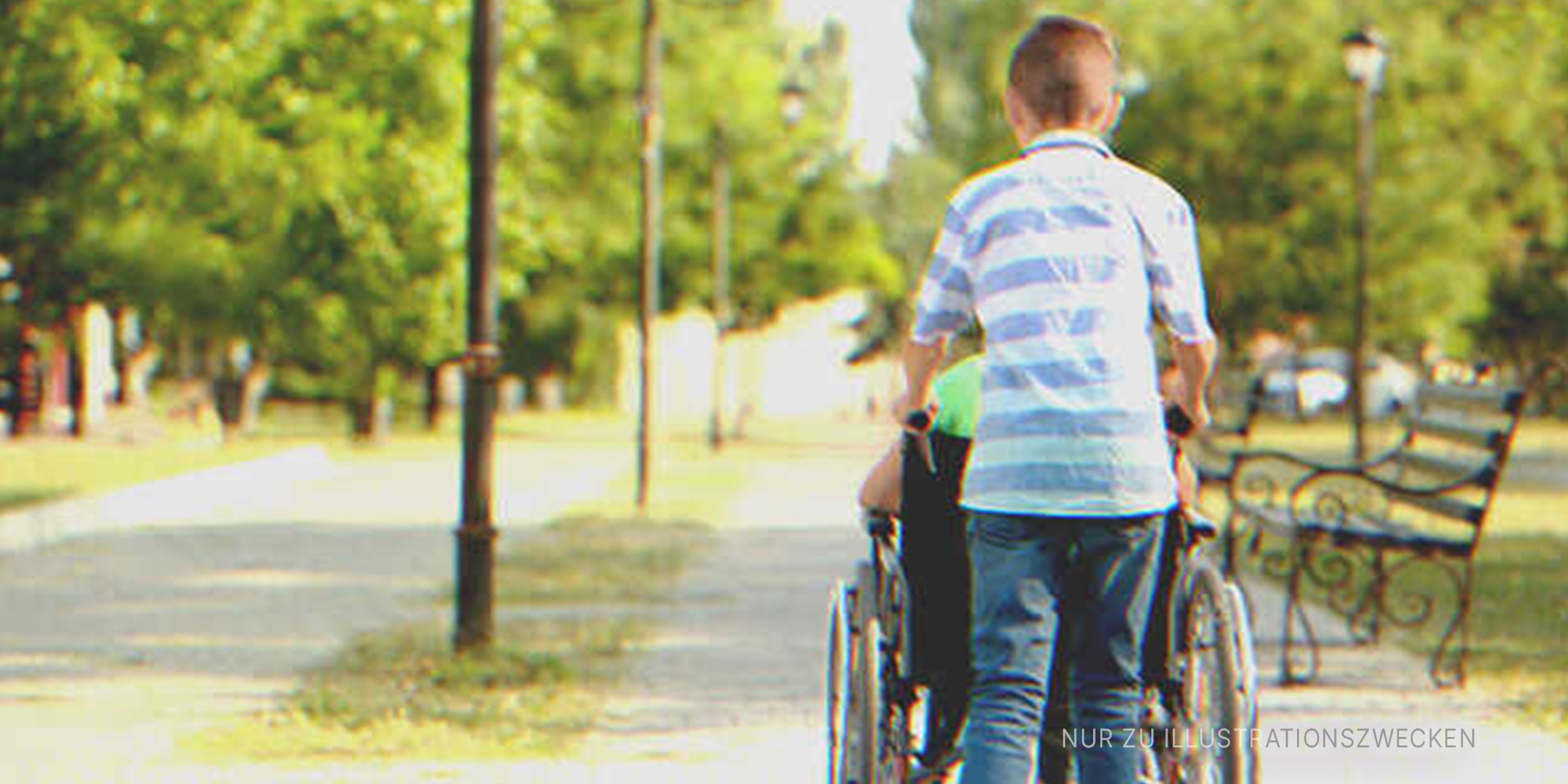 Junge schiebt jemanden im Rollstuhl | Quelle: Shutterstock.com