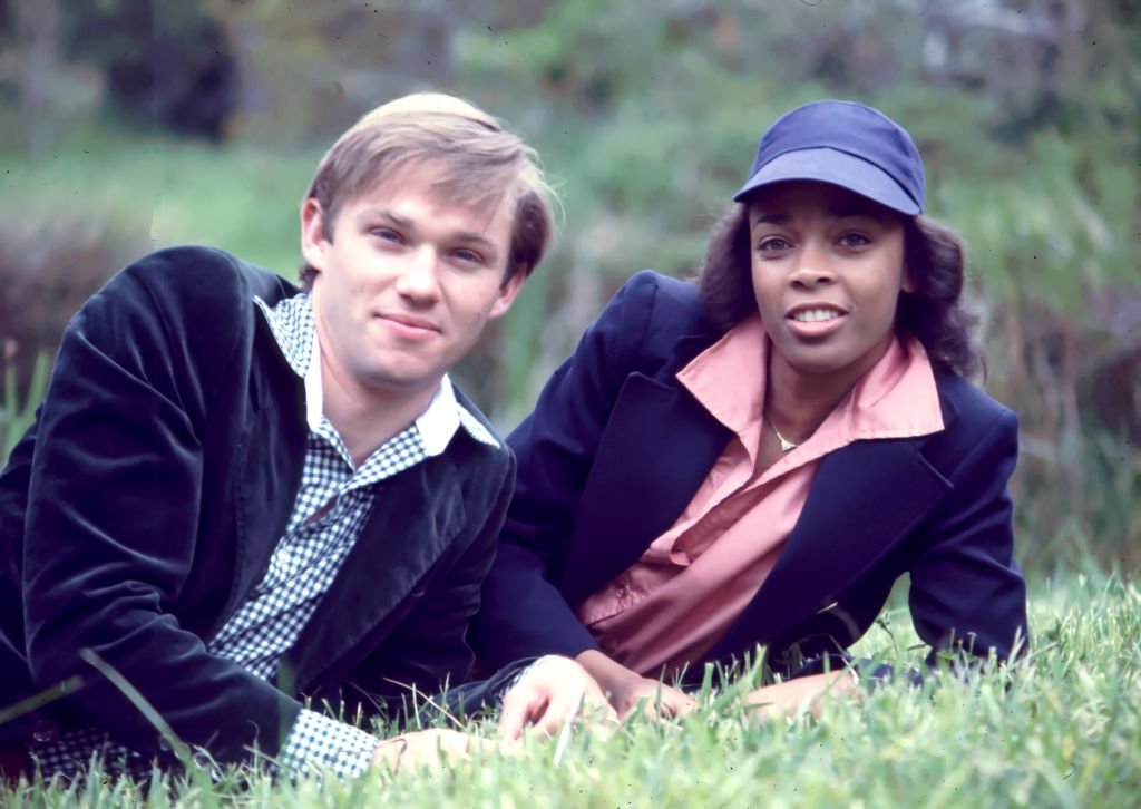  Richard Thomas and Olivia Cole in a portrait photo on September 14, 1977. | Photo: Getty Images