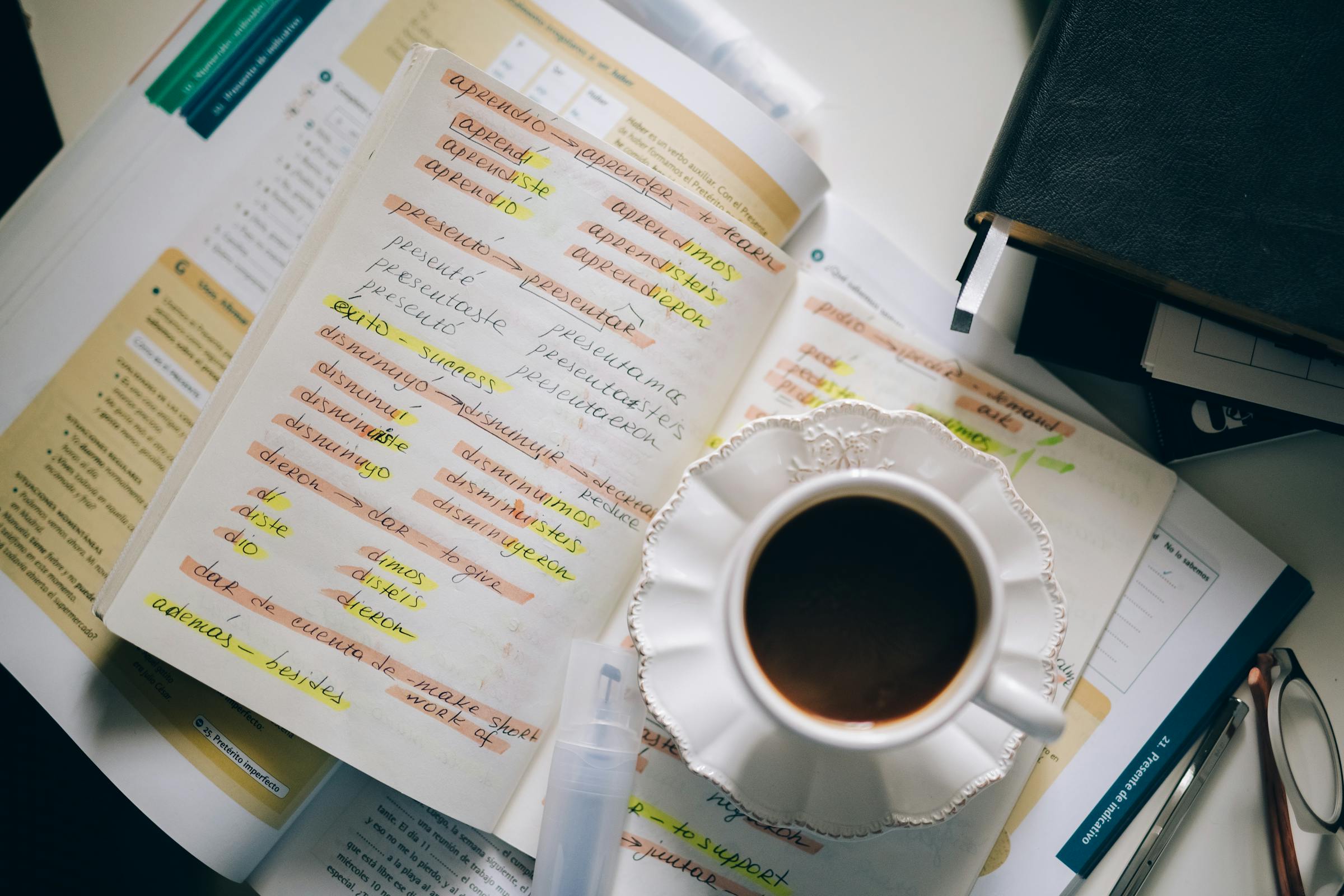 A notebook and a book with notes on learning Spanish | Source: Pexels