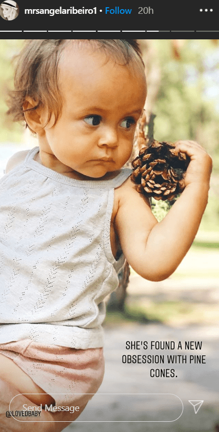 A photo of Alfonso and Angela Ribeiro's daughter, Ava Sue, holding a pine cone. | Photo: Instagram/mrsangelaribeiro1