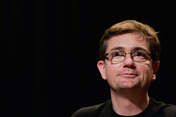 Charlie Hebdo Charb (Stéphane Charbonnier) assiste à une conférence de presse au Théâtre du Rond-Point le 3 novembre 2011 à Paris, France. | Photo : Getty Images
