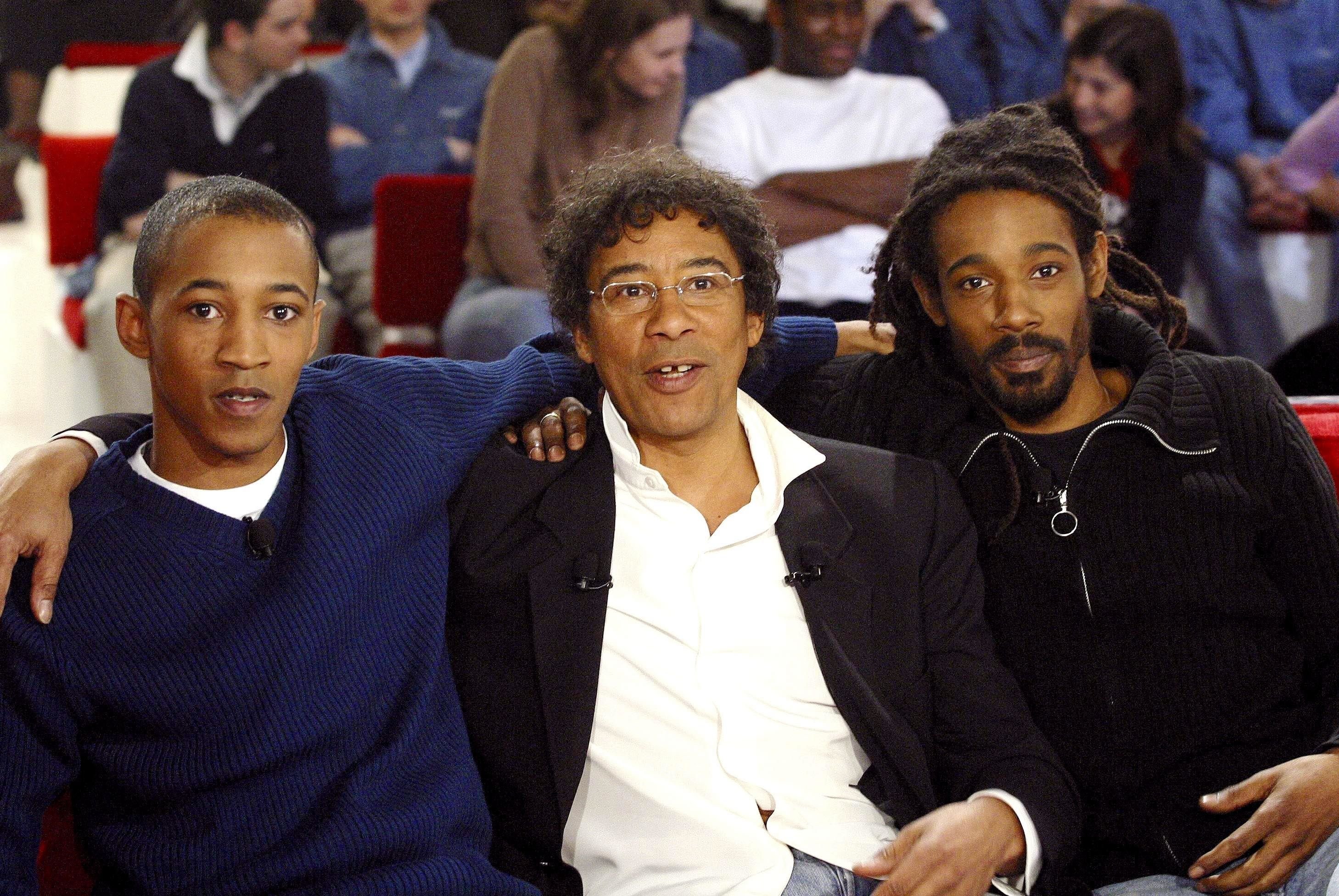 Le chanteur Laurent Voulzy entouré de ses deux fils, Nicolas (G) et Julien (D). | Photo : Getty Images