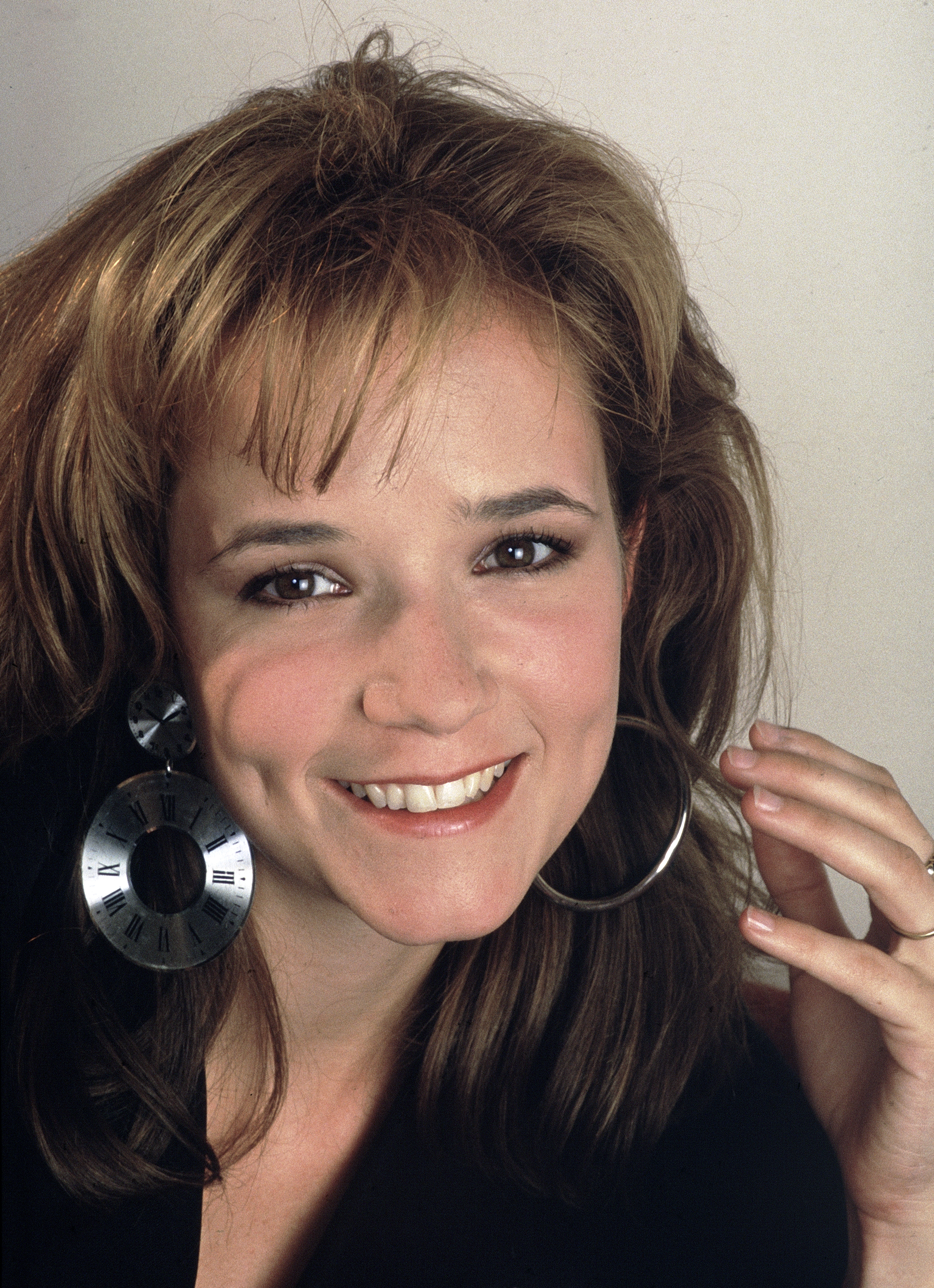 Lea Thompson during a portrait session on July 24, 1986 in Los Angeles, California | Source: Getty Images