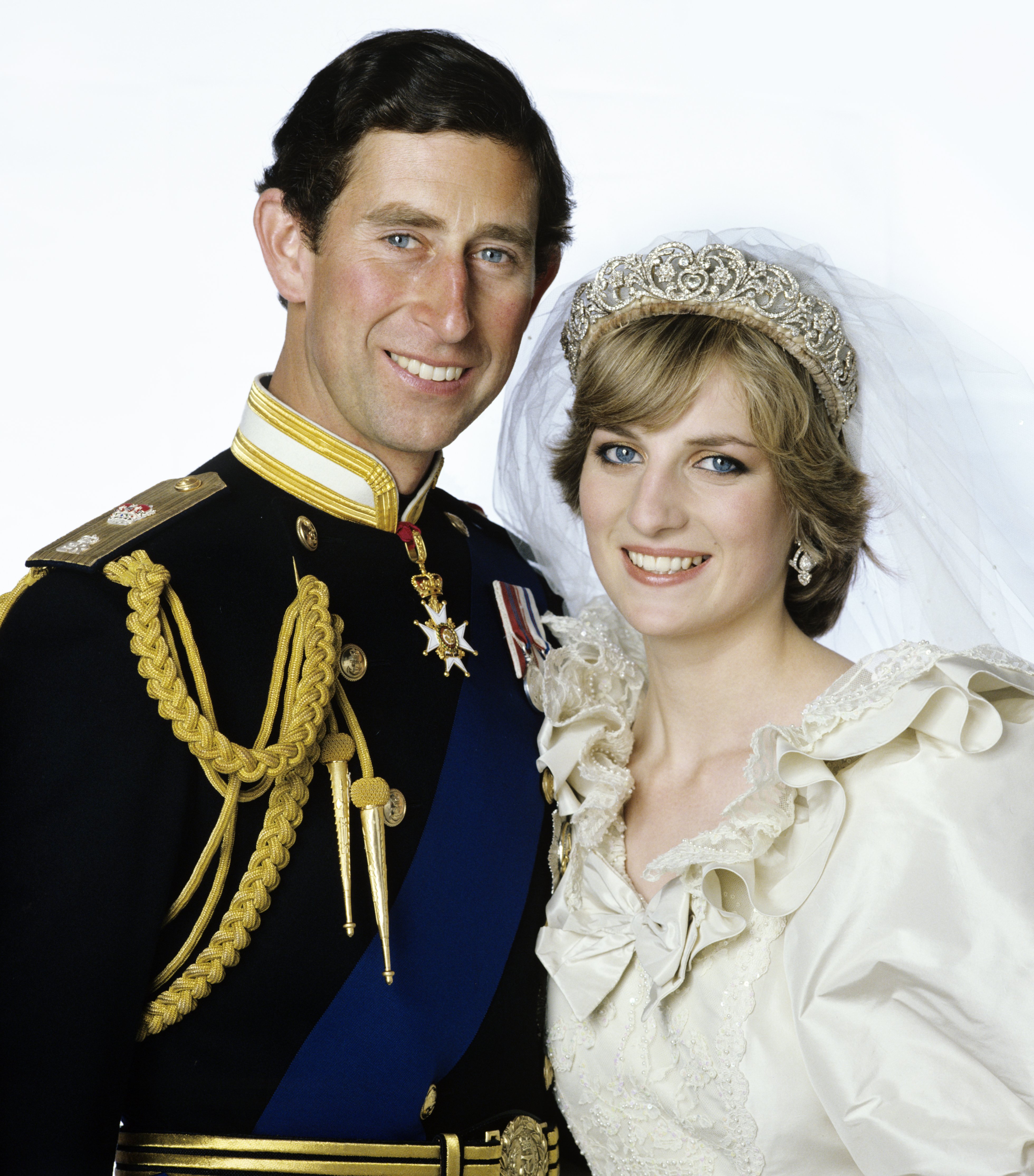 Prinzessin Diana und Prinz Charles fotografierten 1981 an ihrem Hochzeitstag in London. | Quelle: Getty Images