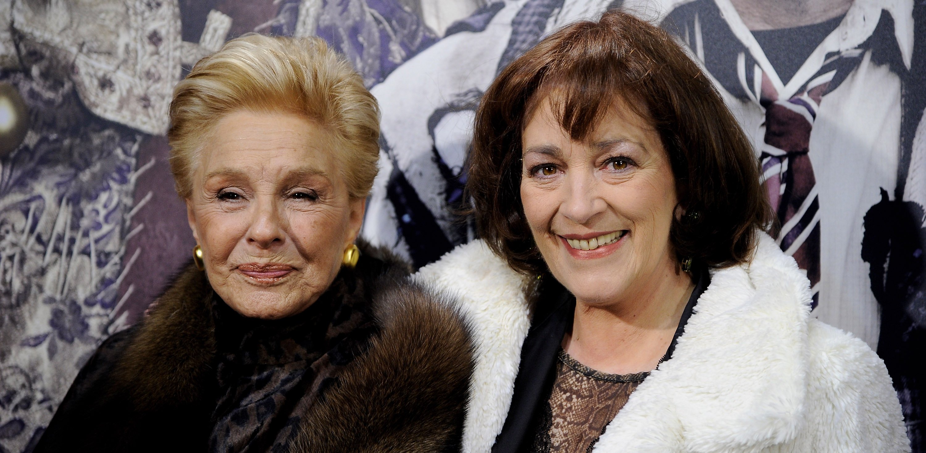 Lola Herrera y Carmen Maura en el estreno de 'Balada Triste de Trompeta' en el Cine Capitol el 15 de diciembre de 2010 en Madrid, España. | Foto: Getty Images