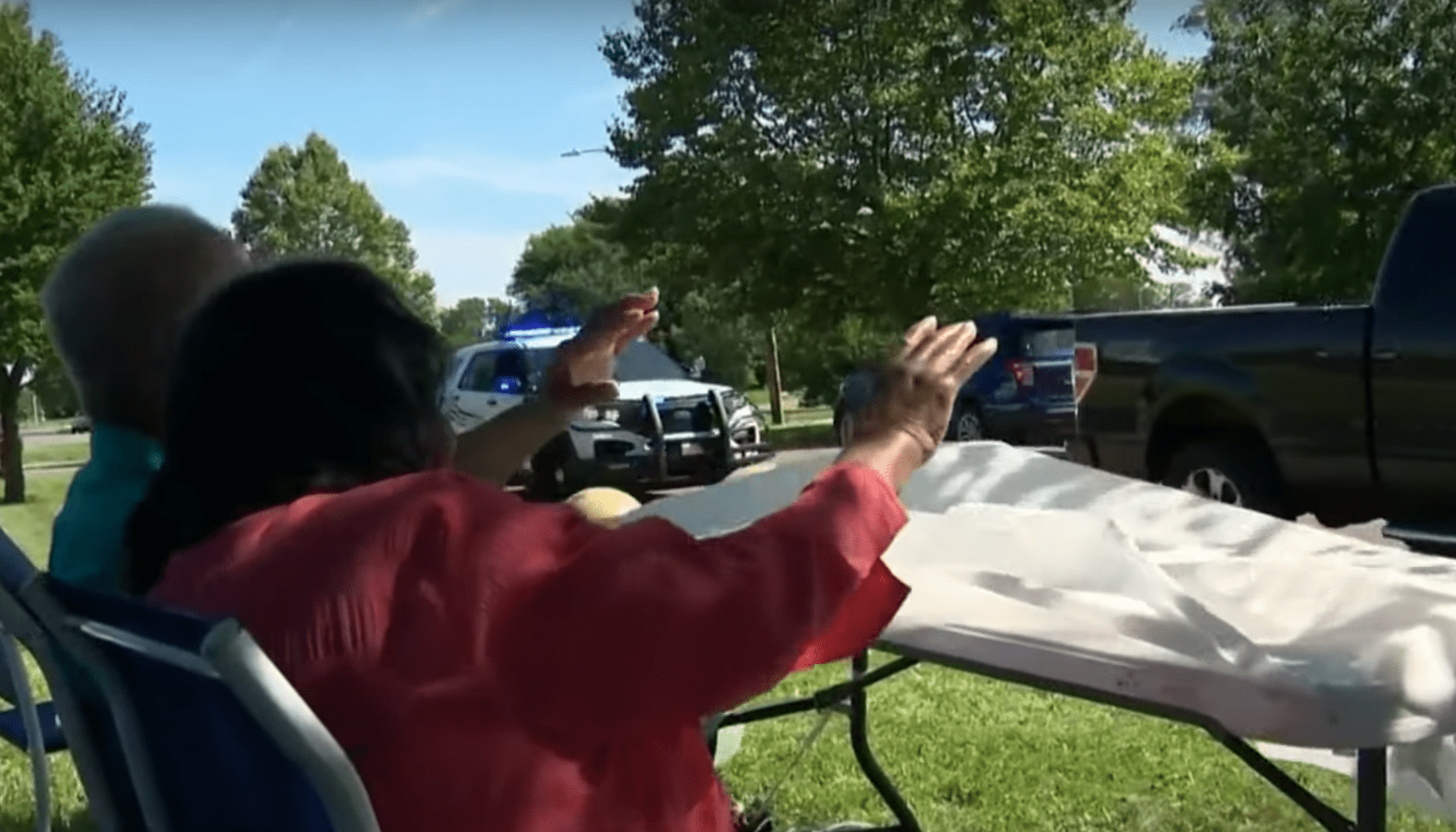 Elderly couple waves to neighbors who held a honking parade in honor of their 75th wedding anniversary | Photo: Youtube/Click On Detroit | Local 4 | WDIV