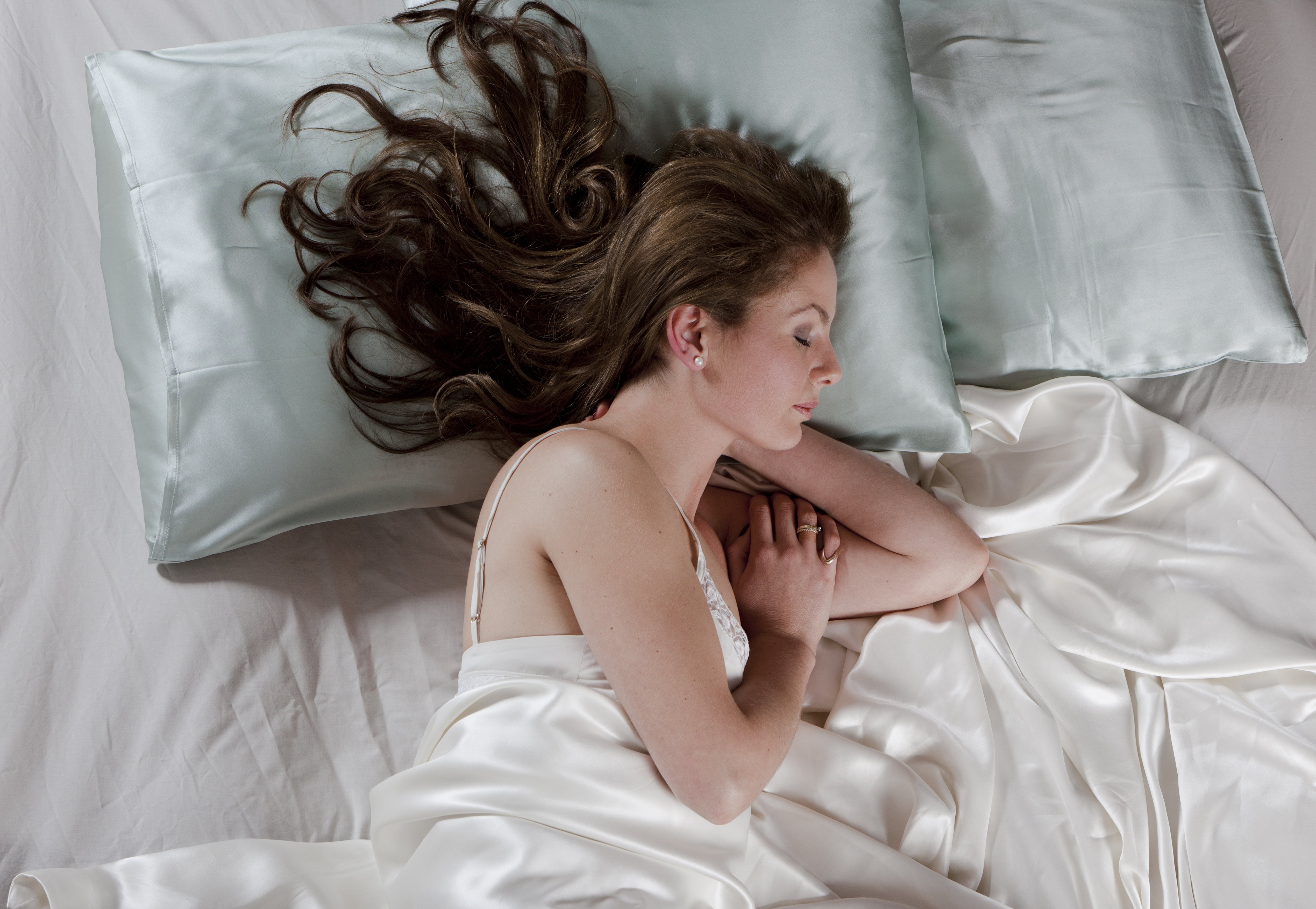 Woman sleeping on a satin pillow. | Source: Getty Images