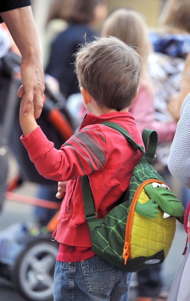Un enfant se rendant à l'école. | Photo : Getty Images