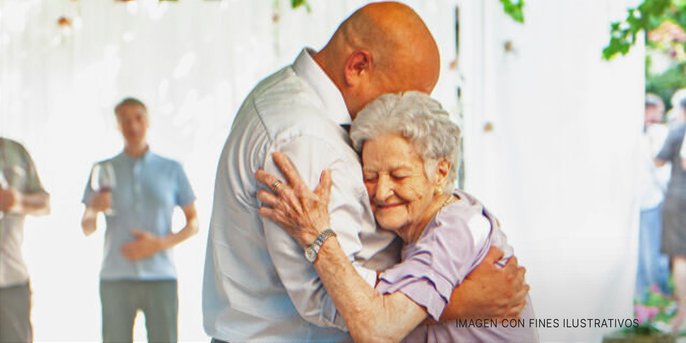 Una pareja de ancianos se abraza | Foto: Getty Images