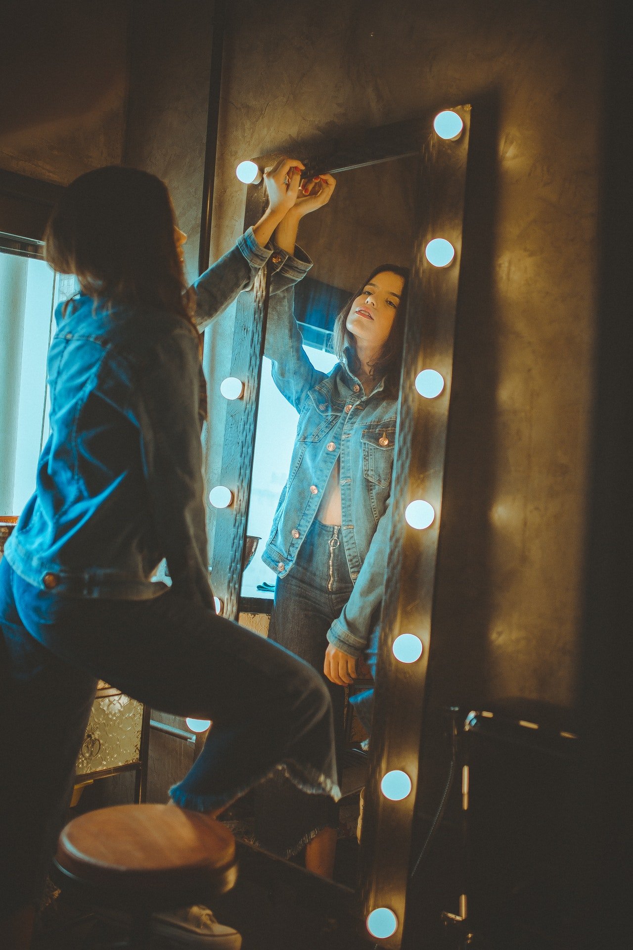 Mujer posando frente a un espejo. | Foto: Pexels
