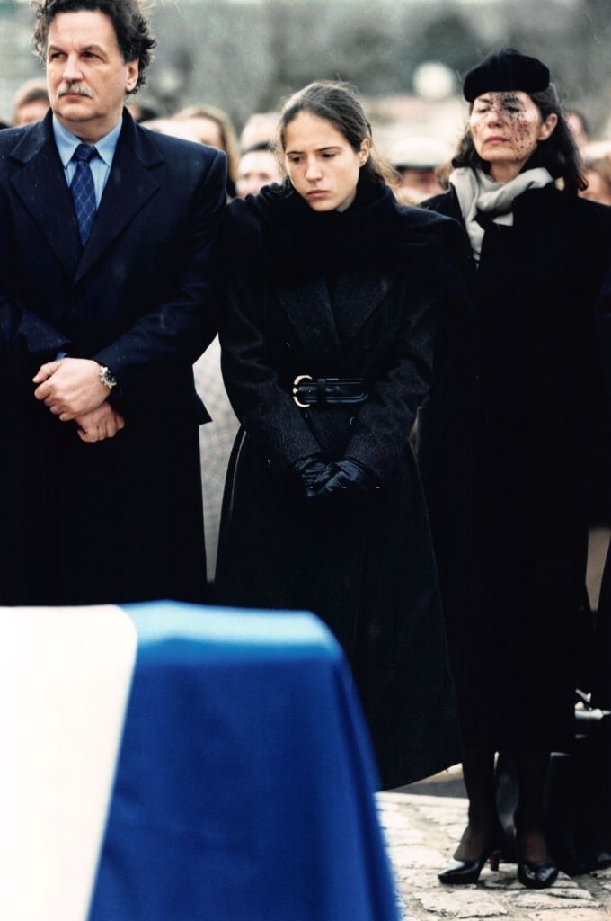 Jean-Christophe Mitterrand, Mazarine Pingeot et Anne Pingeot lors des obsèques de François Mitterrand le 11 janvier 1996 à Jarnac, France. | Photo : Getty Images