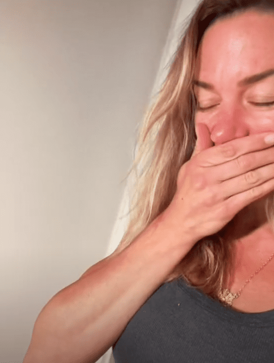 Woman is moved to tears by her babysitter's amazing voice | Photo: TikTok/nickiunplugged