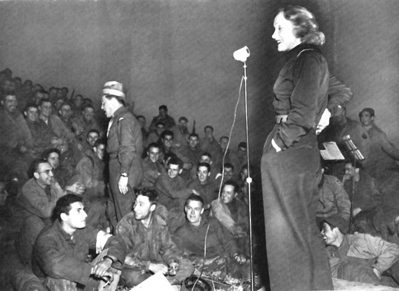 Marlene Dietrich tritt für Soldaten auf, 1944 | Quelle: Wikimedia Commons Marlene Dietrich tritt für Soldaten auf, 1944 | Quelle: Wikimedia Commons