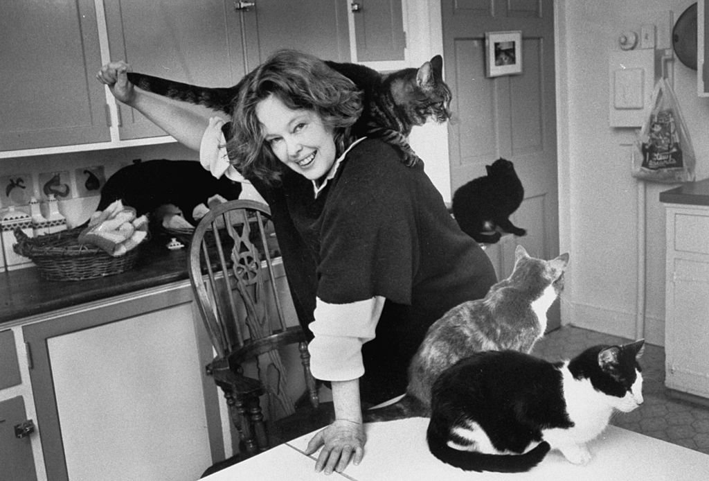Actress Sandy Dennis at home with some of het cats circa 1989. | Photo: Getty Images