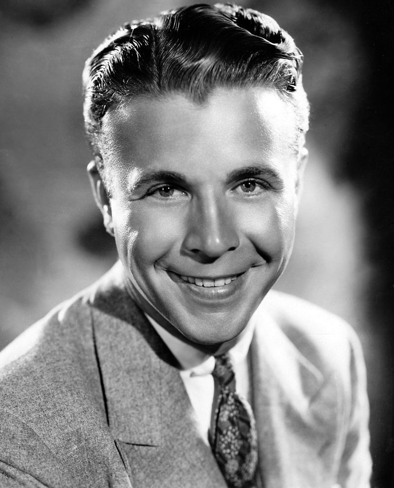 Dick Powell studio portrait | Source: Wikimedia Commons/ Public domain