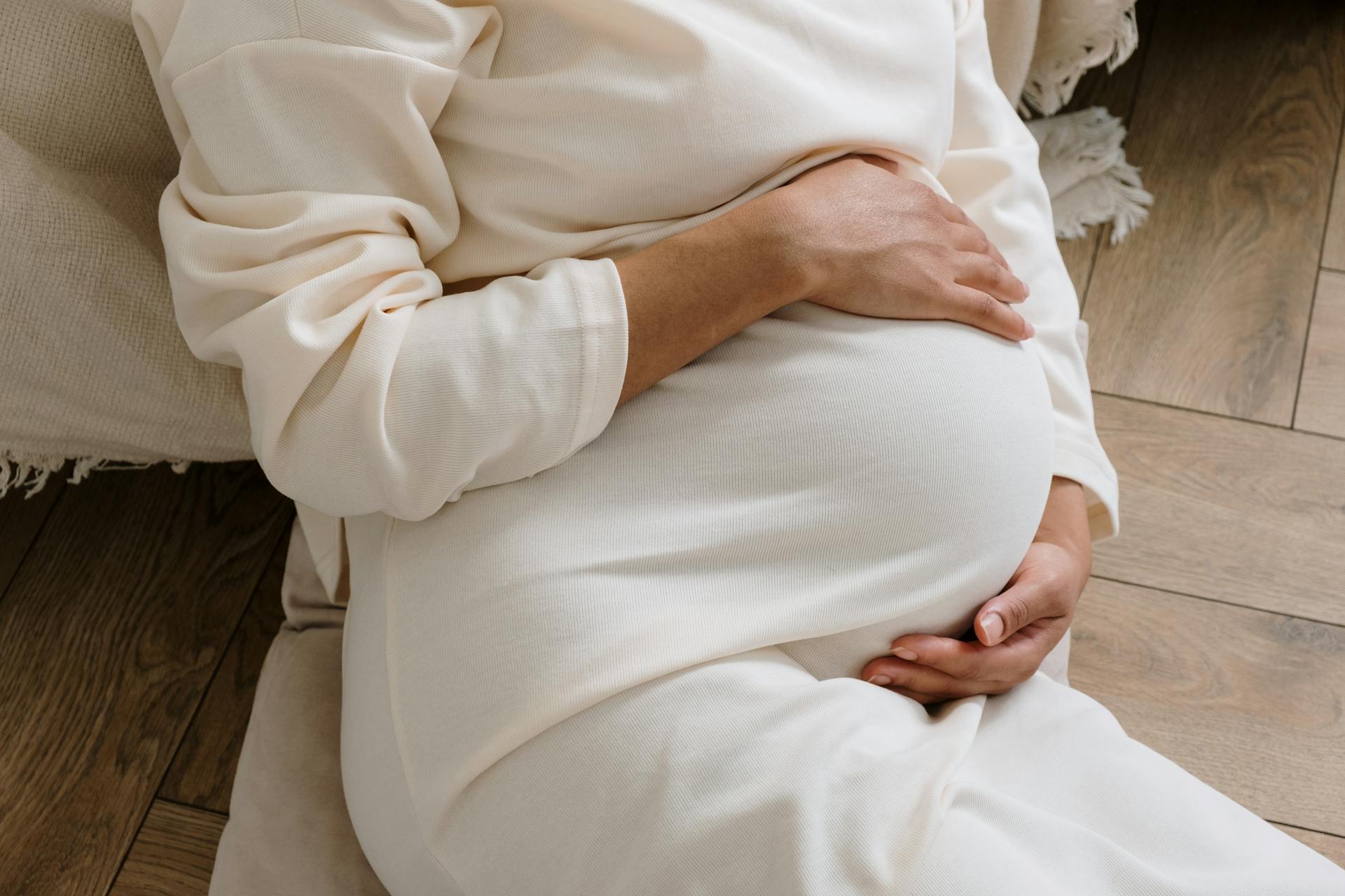 A woman holding her belly | Source: Pexels