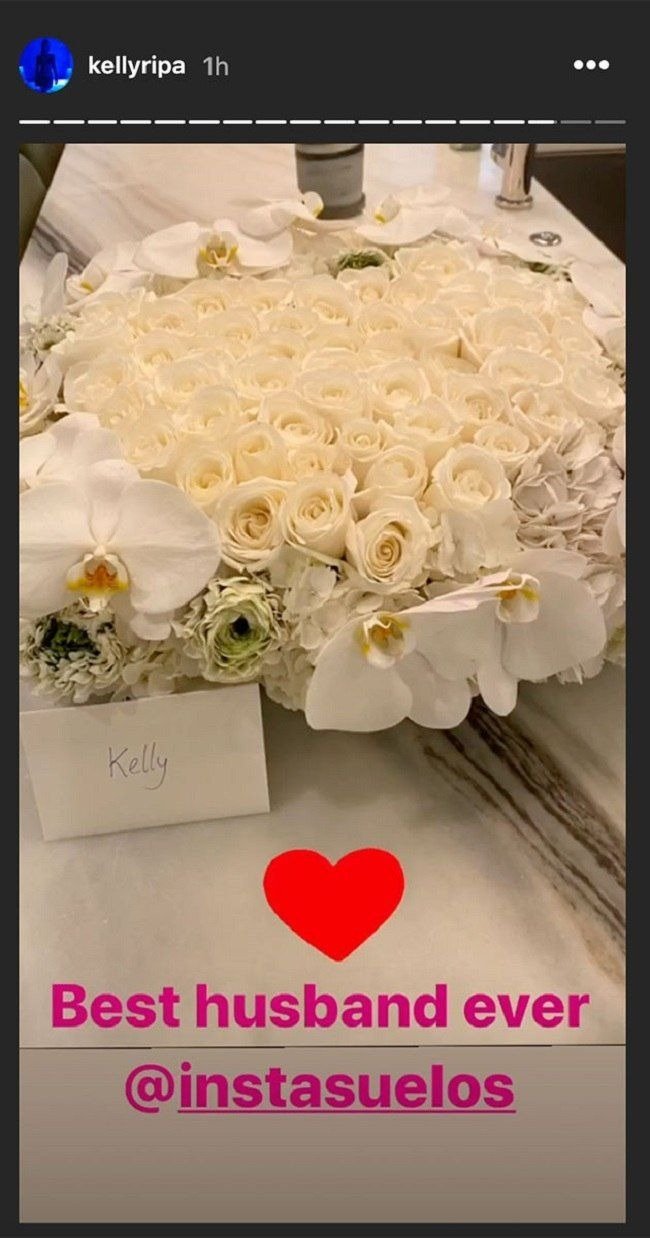 Photo of the flowers sent by Mark Consuelos on Valentine’s Day. | Photo: Instagram/ kellyripa