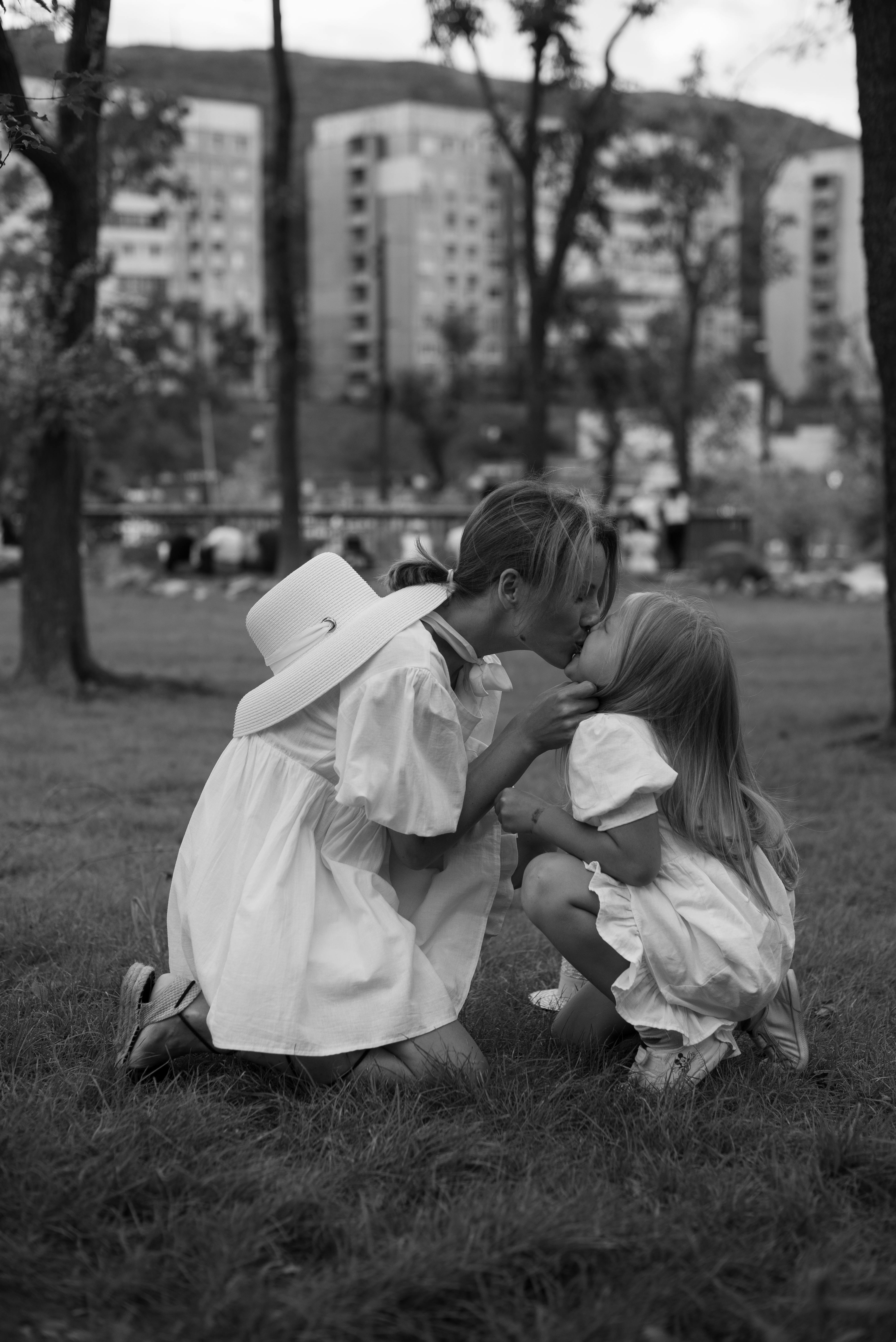 Uma mãe e uma filha se beijando | Fonte: Pexels