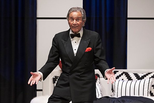 Arturo Fernández celebra su 89º cumpleaños en el escenario durante la obra de teatro 'Alta Seduccion' en el teatro Amaya el 21 de febrero de 2018 en Madrid, España. | Foto: Getty Images