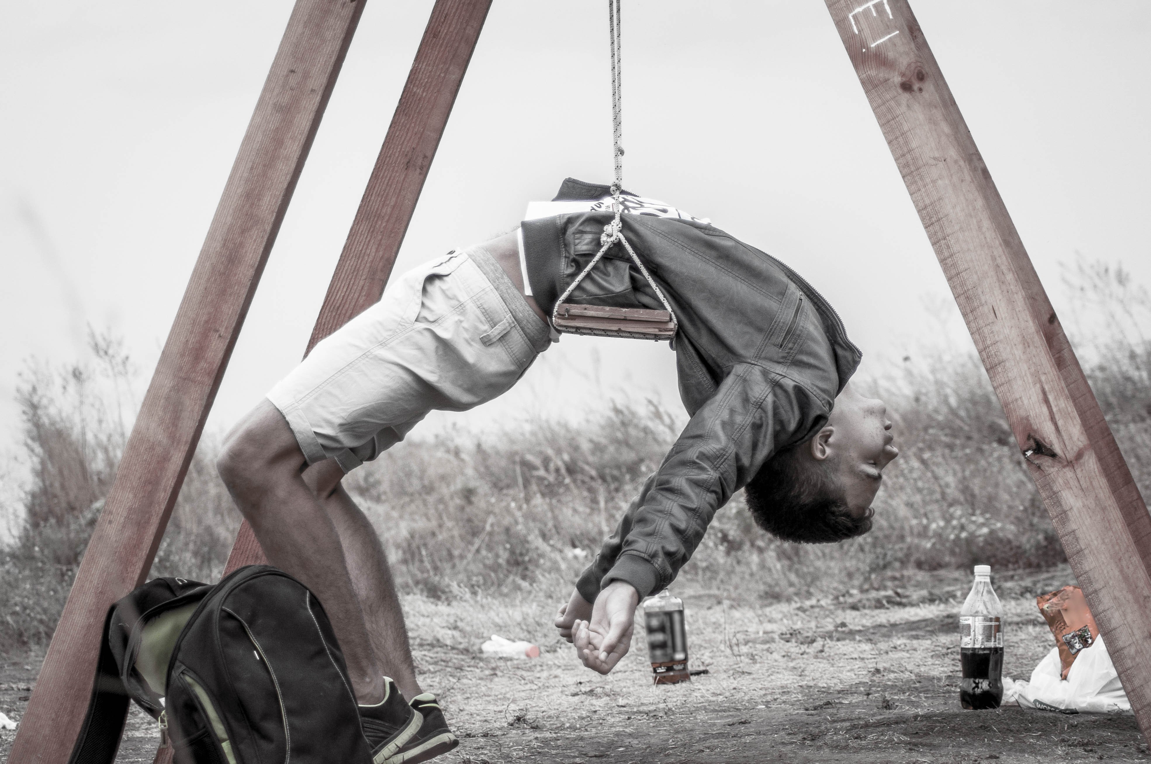 Drunk man on a swing. | Photo: Shutterstock