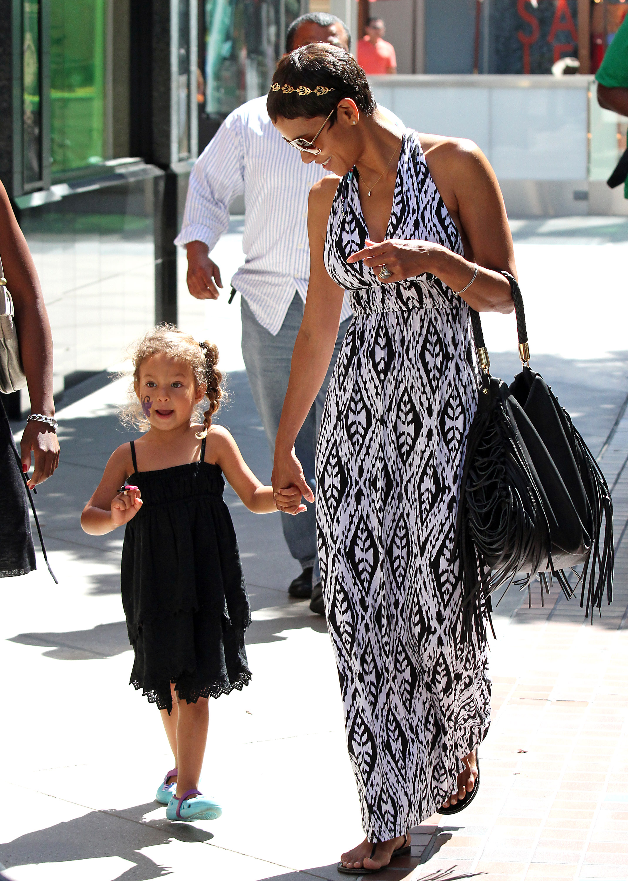 Halle Berry and daughter Nahla Aubry  in Los Angeles in 2011 | Source: Getty Images