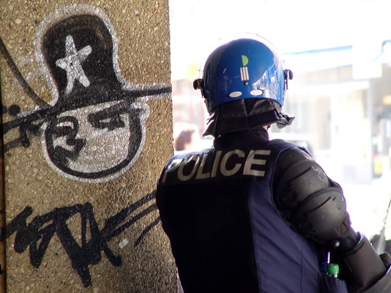 Oficial de policía con un casco resguardándose. | Foto: Wikimedia Commons Oficial de policía con un casco resguardándose. | Foto: Wikimedia Commons