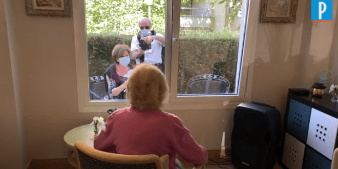 Paulette, 98 ans, retrouve sa fille après plus d'un mois de confinement | Photo : Youtube/LeParisien Paulette, 98 ans, retrouve sa fille après plus d'un mois de confinement | Photo : Youtube/LeParisien