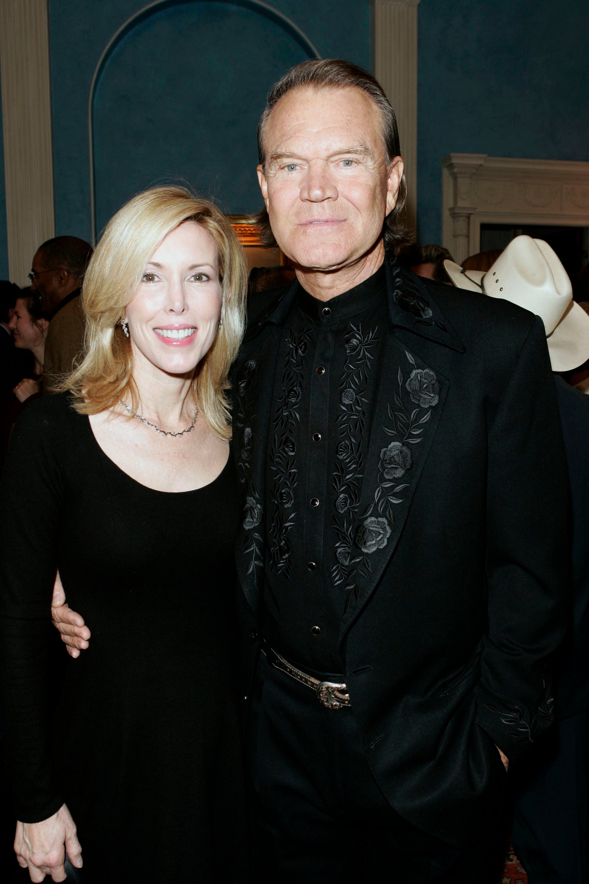 Musician Glenn Campbell (R) and wife Kim Campbell (L) attend the welcome reception for the nominees of the 39th CMA Awards at Gracie Mansion November 14, 2005 | Photo: Getty Images
