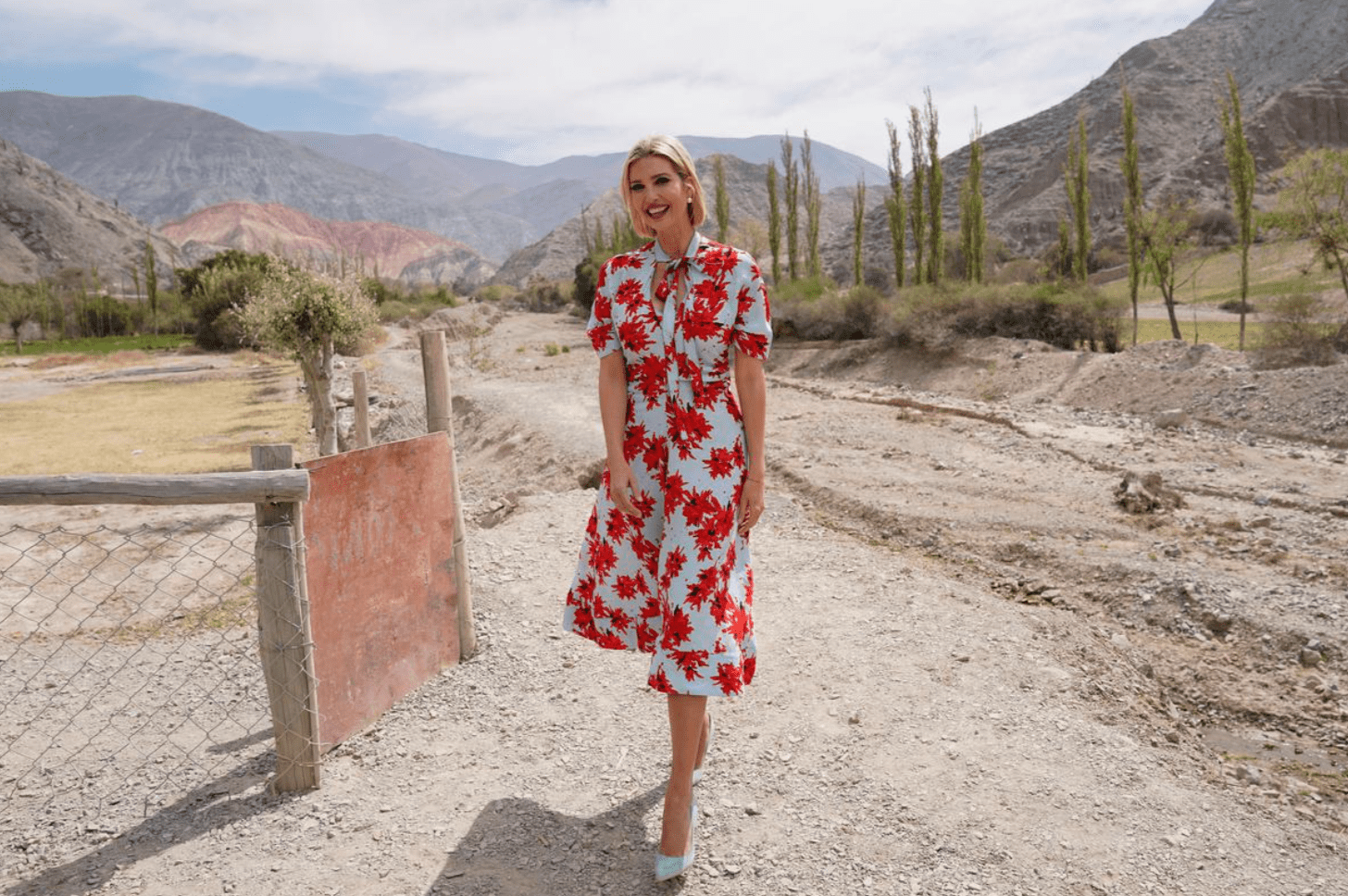 Ivanka Trump se promène lors de sa tournée en Amérique latine, sous la montagne des sept couleurs, le 5 septembre 2019, à Purmamarca, en Argentine | Source: Reuters / Kevin Lamarque Ivanka Trump se promène lors de sa tournée en Amérique latine, sous la montagne des sept couleurs, le 5 septembre 2019, à Purmamarca, en Argentine | Source: Reuters / Kevin Lamarque
